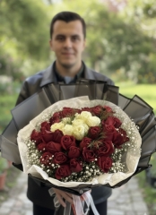 TASARIM BUKETTE BEYAZ VE KIRMIZI GÜLLER(41 adet)